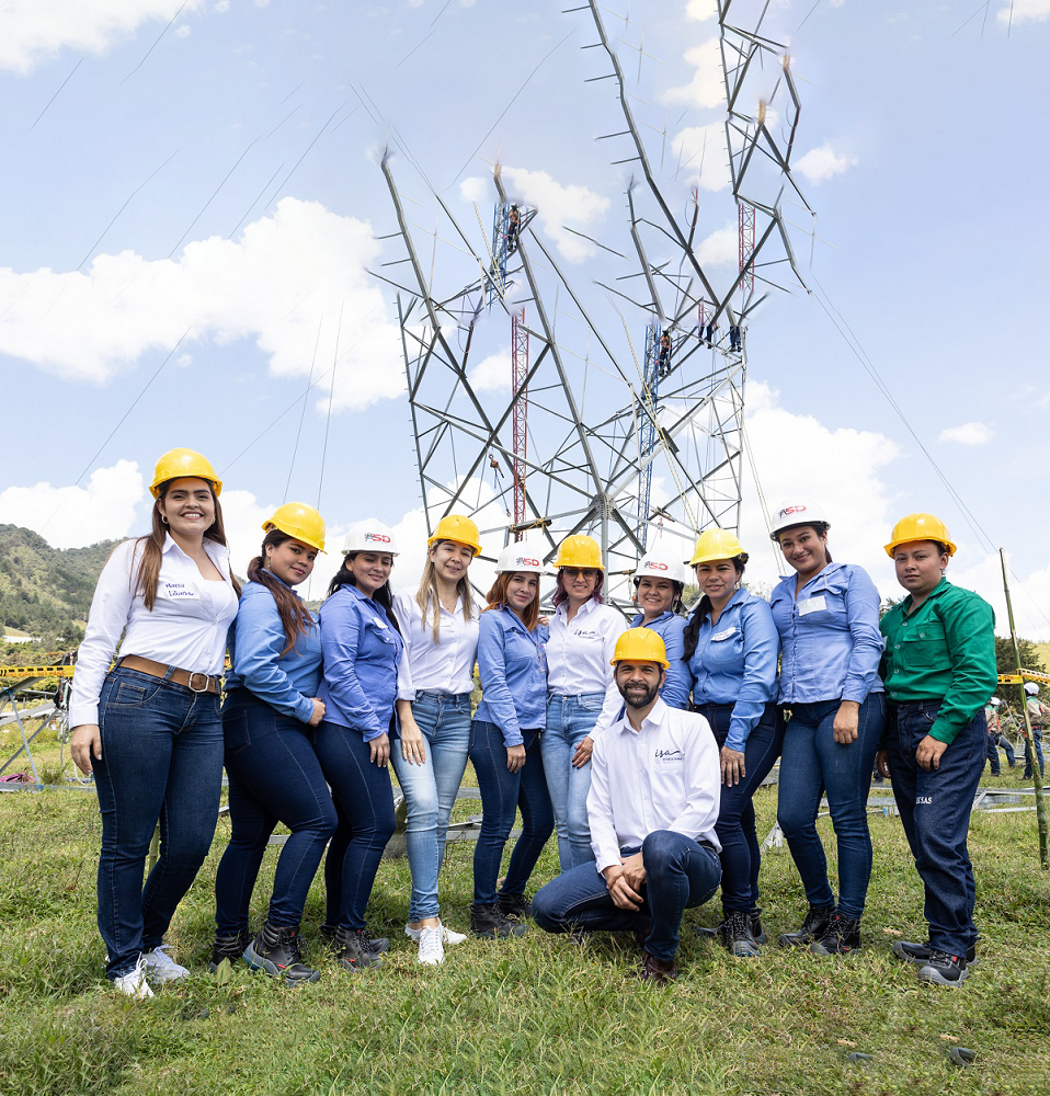 Equipo de mujeres linieras con estructura energética de fondo