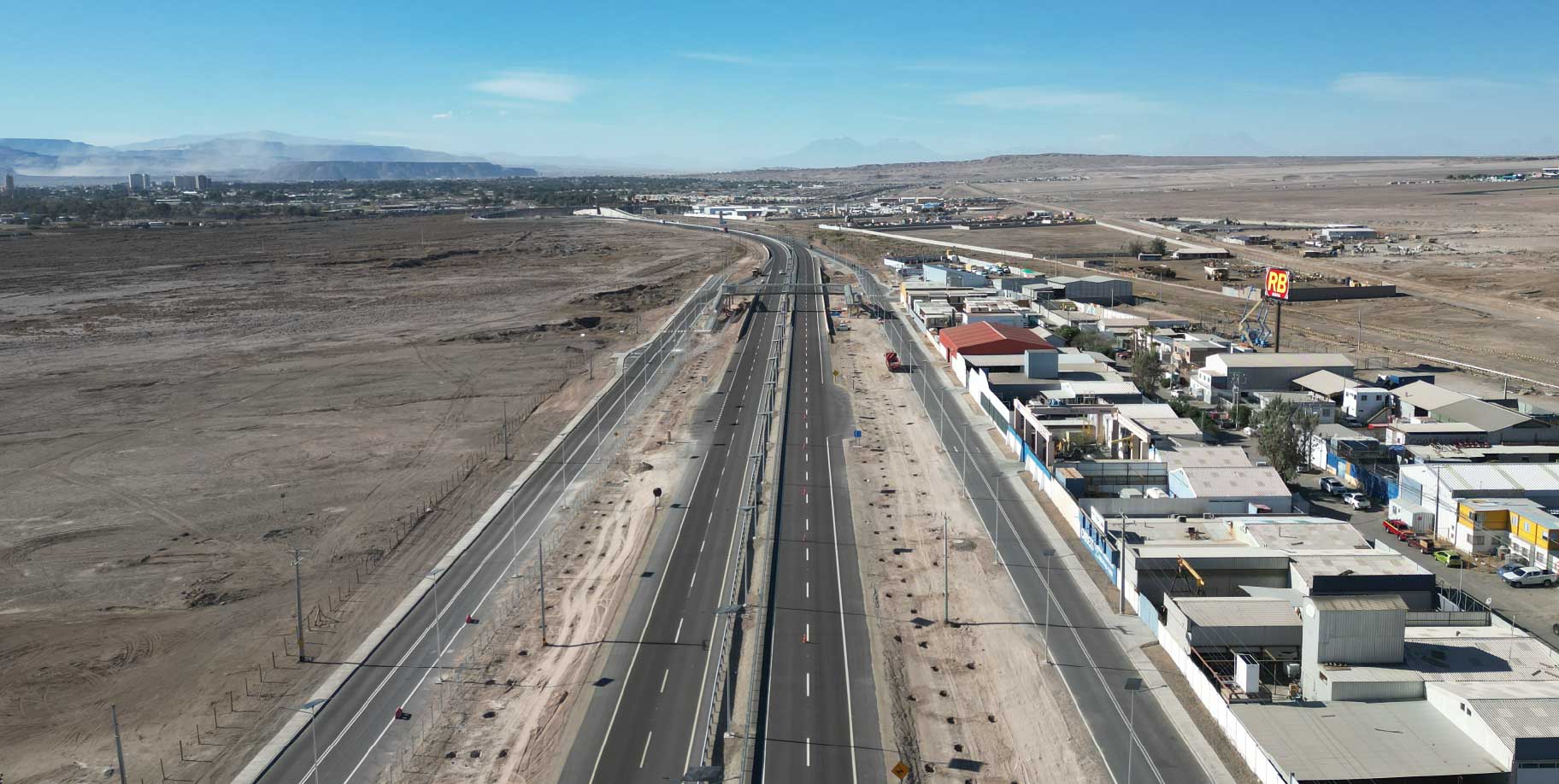 foto de autopista en Chile. Al margen derecho hay algunas casas y en la parte izquierda es zona desértica.