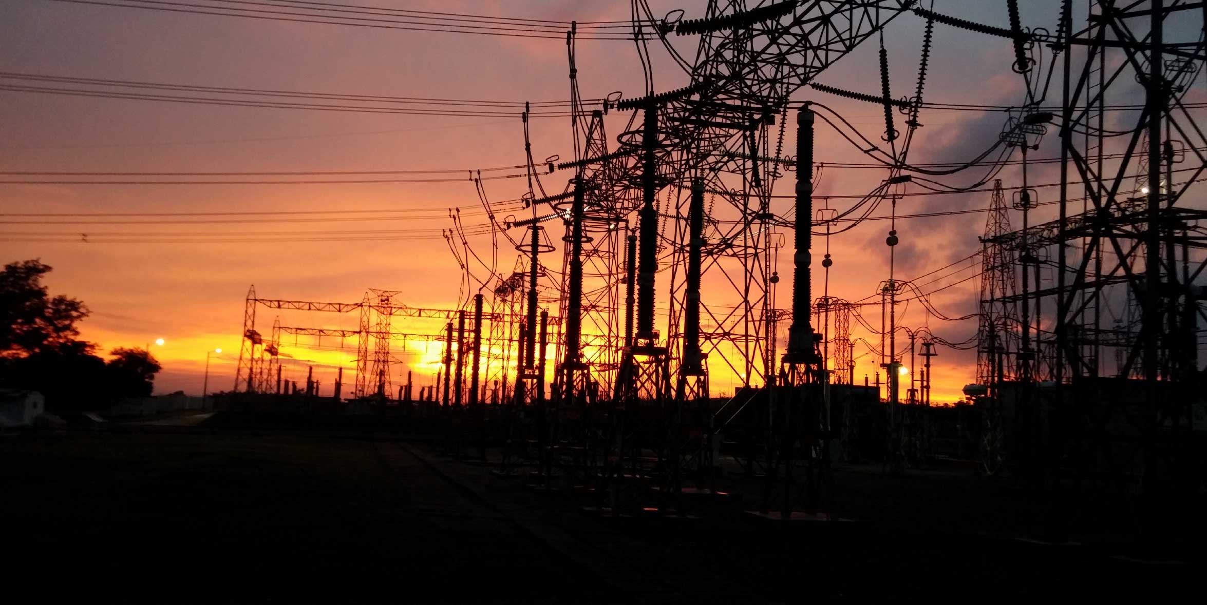 subestación de energía de ISA en Colombia en pleno aterdecer