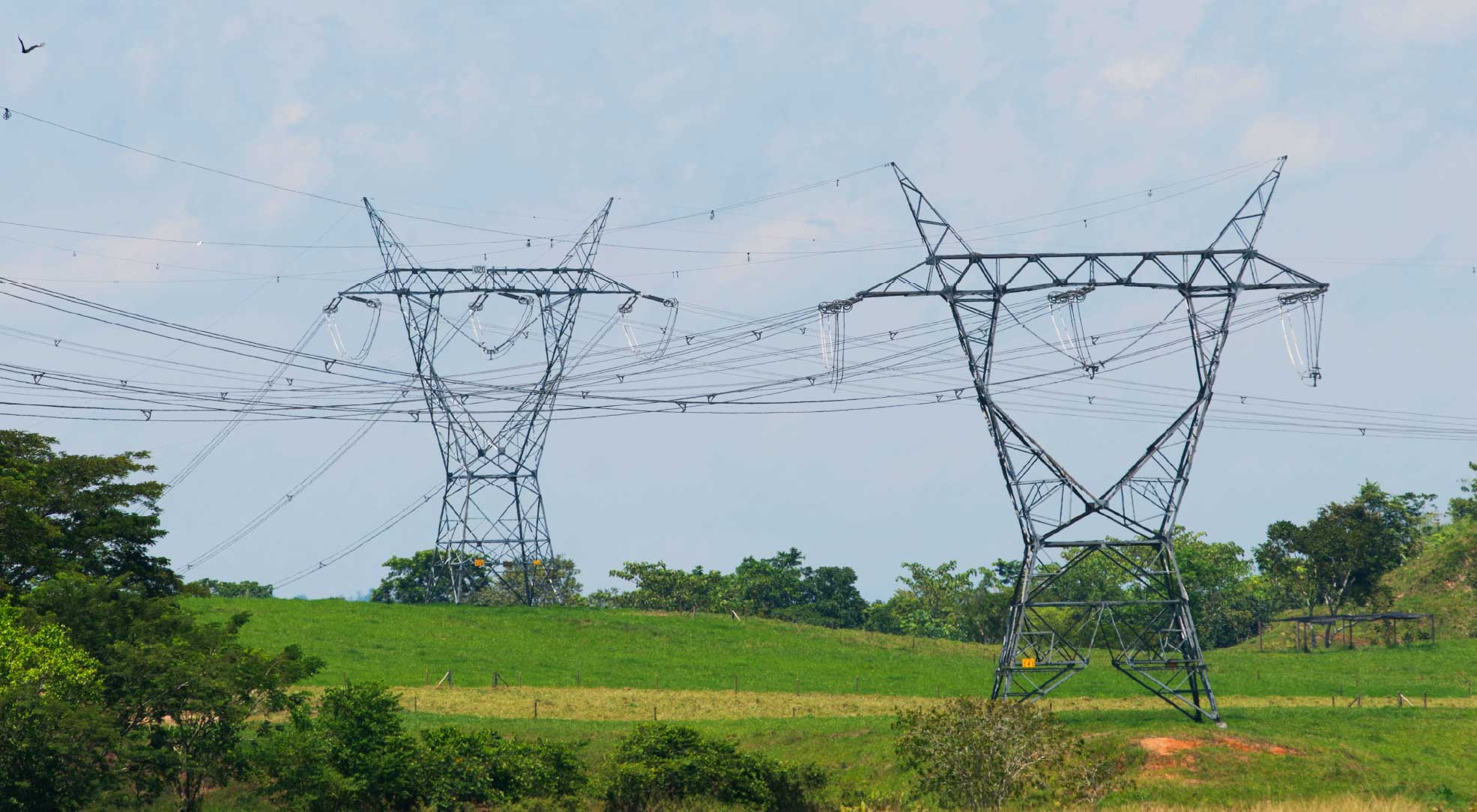 Imagen con torres de transmisión de energía en zona rural