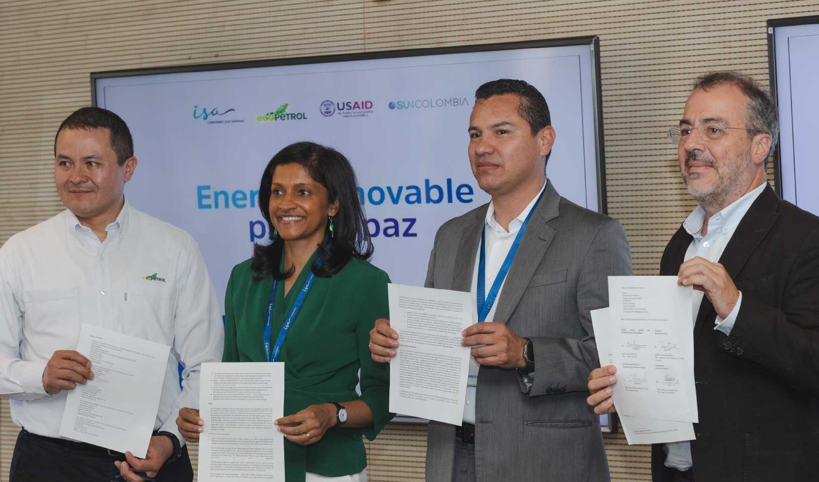De izquierda a derecha, David Riaño, vicepresidente ejecutivo de Energías para la Transición del Grupo Ecopetrol. Anu Rajaraman, directora de USAID Colombia. Juan Diego Gómez, Cofundador y CEO de SunColombia. Gabriel Melguizo, presidente (e) de ISA