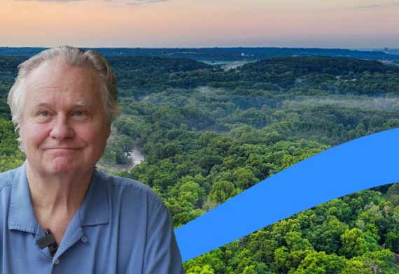 Foto de Wade Davis. De fondo tiene la selva del amazonas.