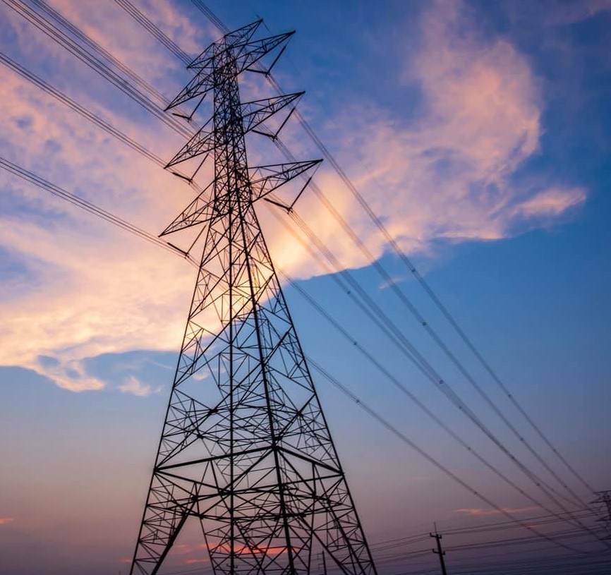 imagen de torre de energía de ISA en Chile. Hay un cielo azul con difuminaciones en naranja.