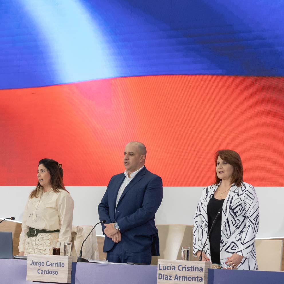Foto de Jorge Carrillo, Sonia Abuchar y Lucía en la asamblea de ISA