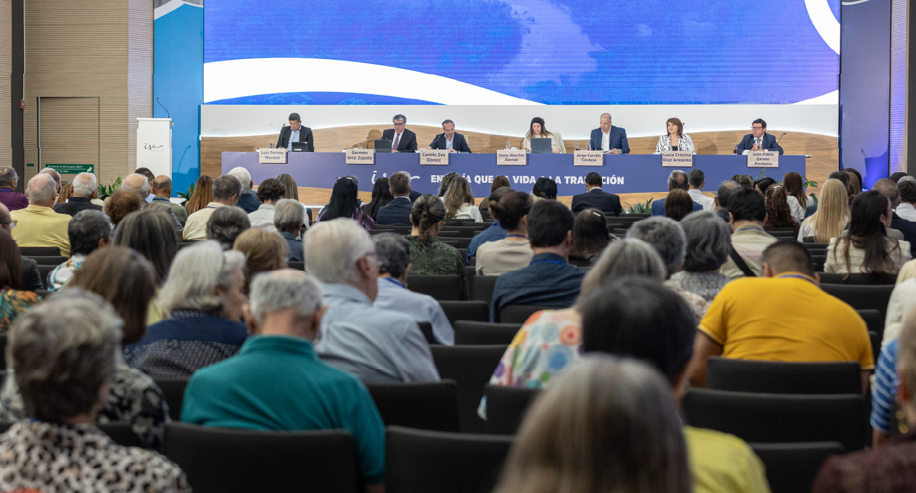 Asamblea de ISA. De fondo se ve las personas de la Junta Directiva, de espaldas a los accionistas