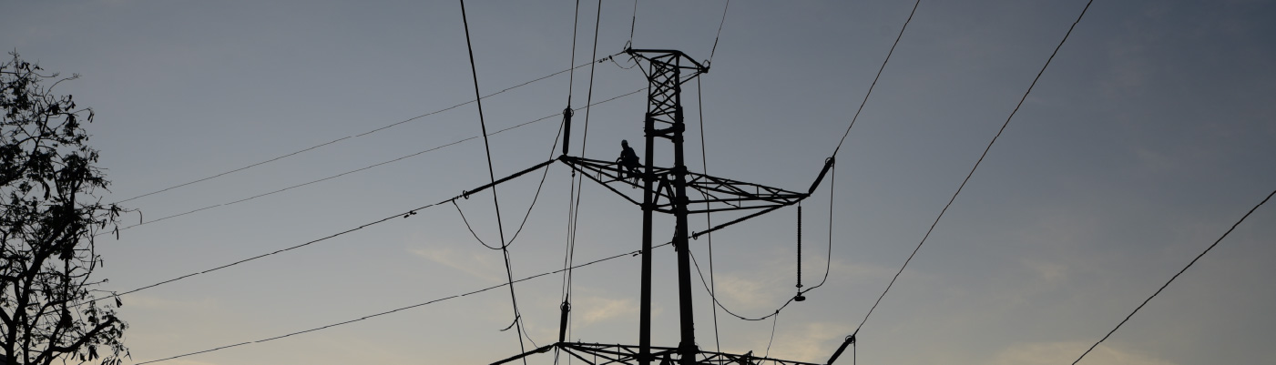 torre de energía de ISA en medio de un atardecer
