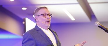 Jordi Serra en el evento de Inspiring Boards de ISA, dando una charla sobre prospectiva. Tiene una camisa blanca y un blazer oscuro.