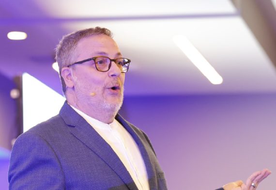 Jordi Serra en el evento de Inspiring Boards de ISA, dando una charla sobre prospectiva. Tiene una camisa blanca y un blazer oscuro.