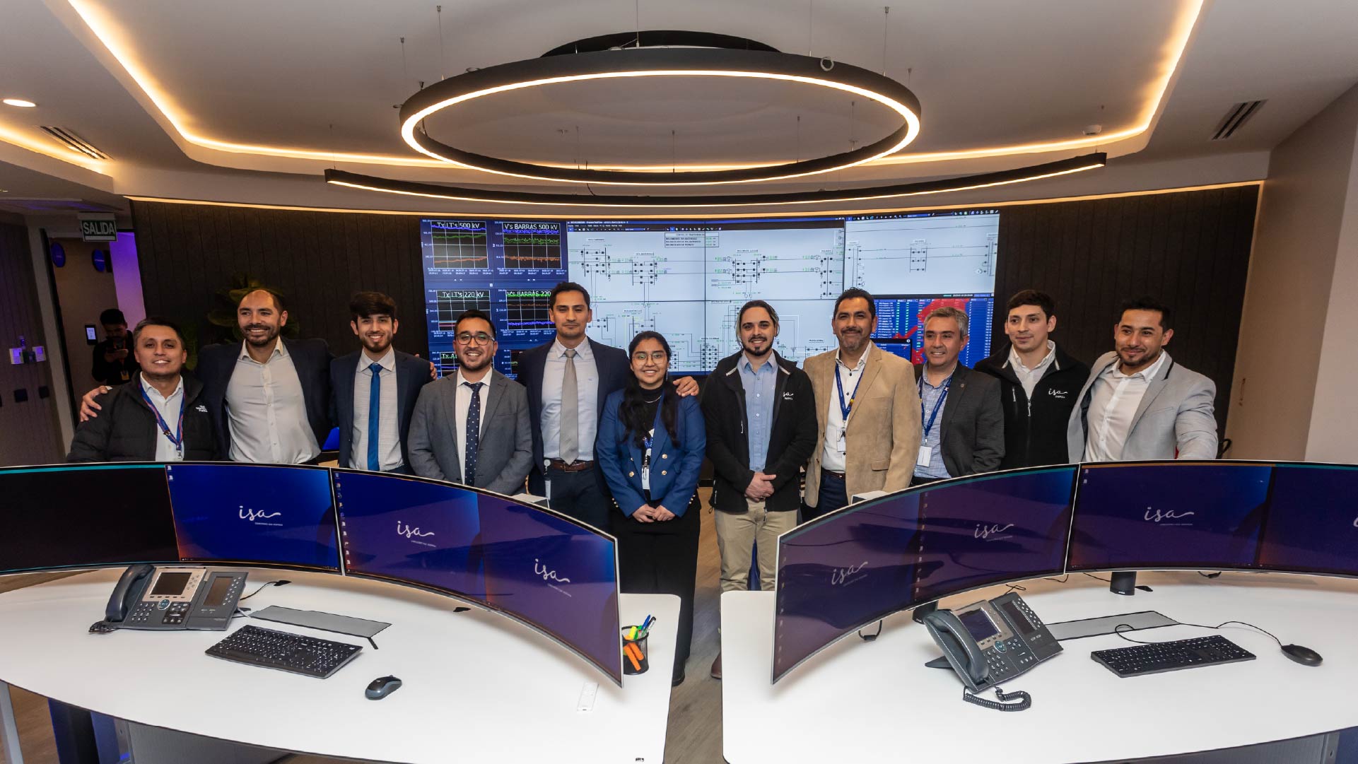 inauguración centro de control de ISA en Chile. hay varios directivos y empleados felices y de fondo los equipos que usarán para monitorear