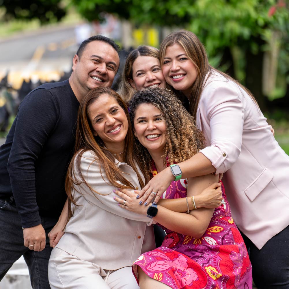empleados de ISA sonriendo: hay cuatro mujeres y un hombre que se están abrazando