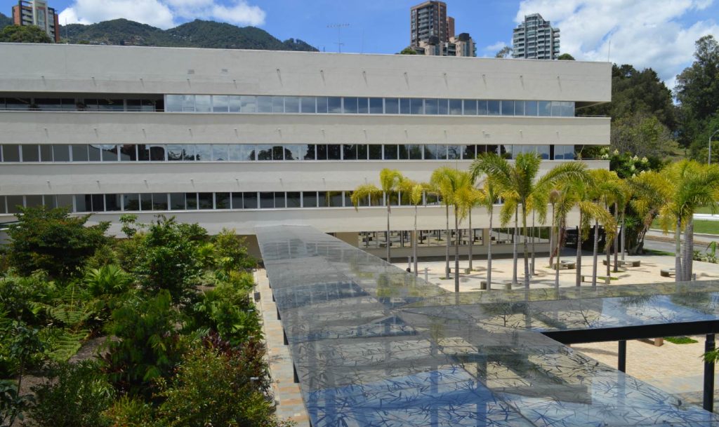 Foto sede Balsos de ISA. Se puede ver la infraestructura acompañada por las especies vegetales