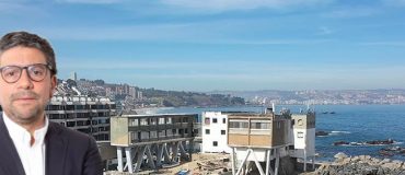 foto de pablo badenier, sobre el fondo de una ciudad costera en Chile