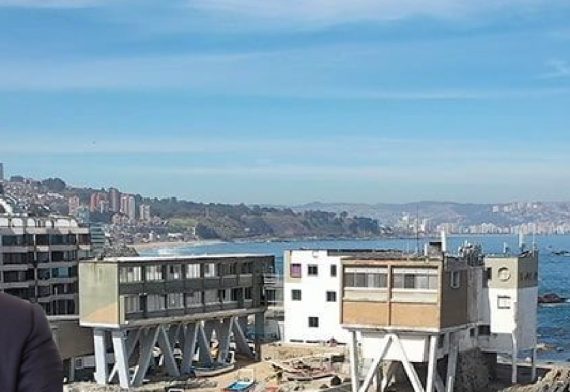 foto de pablo badenier, sobre el fondo de una ciudad costera en Chile