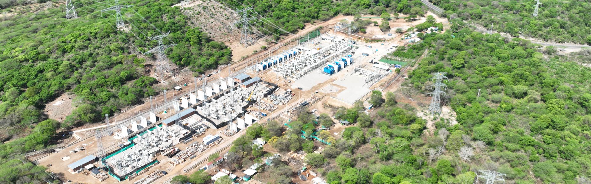 imagen de la subestación del proyecto COCU ubicado en la guajita. También están las líneas de transmisión en un zona semidesértica con vegetación
